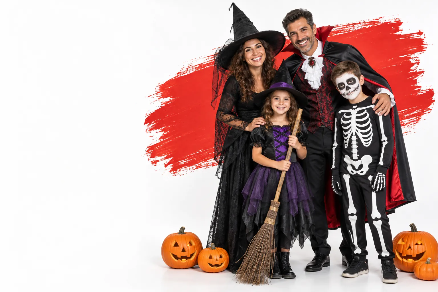 Famiglia vestita per Halloween da strega, vampiro, streghetta e scheletro accanto a zucche intagliate